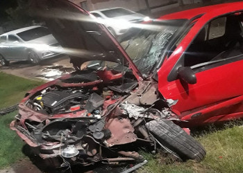 Motorista perde controle da direção e carro colide contra poste em José de Freitas